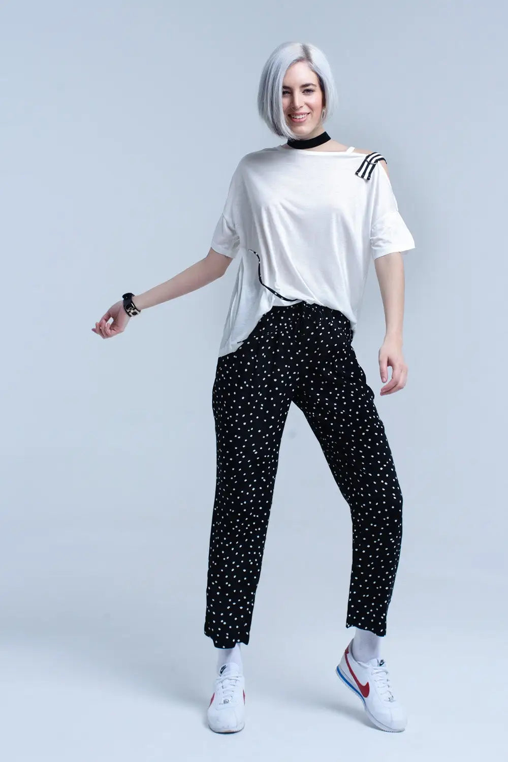 T-shirt blanc avec une épaule ouverte - Tops