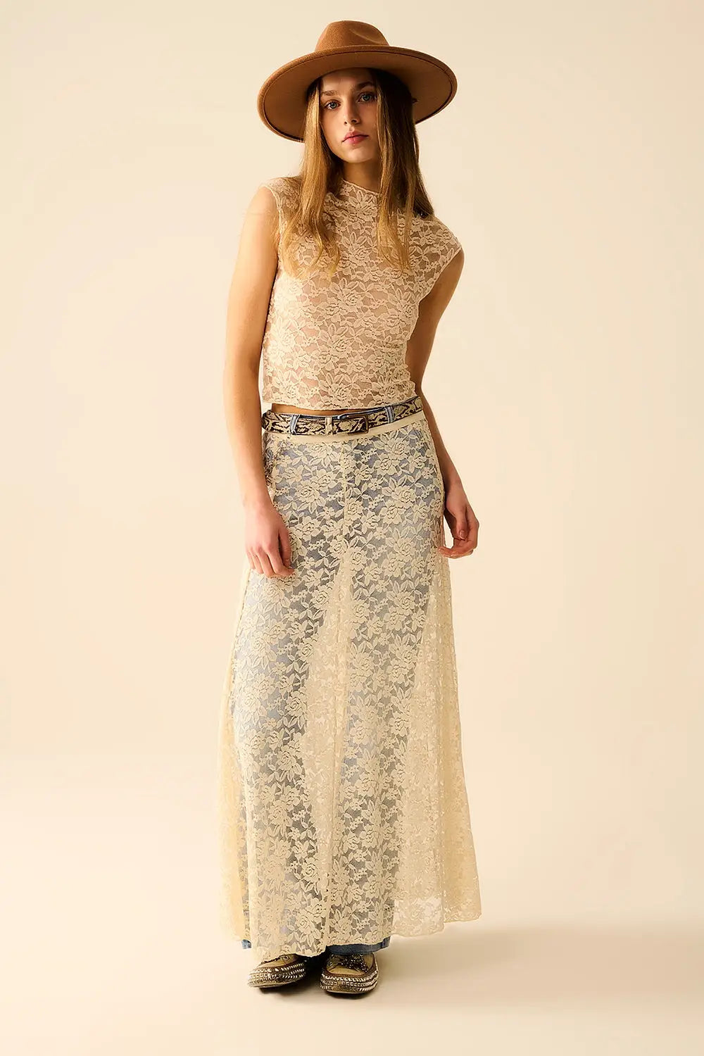 T-shirt en dentelle romantique avec manches courtes en beige - Tops