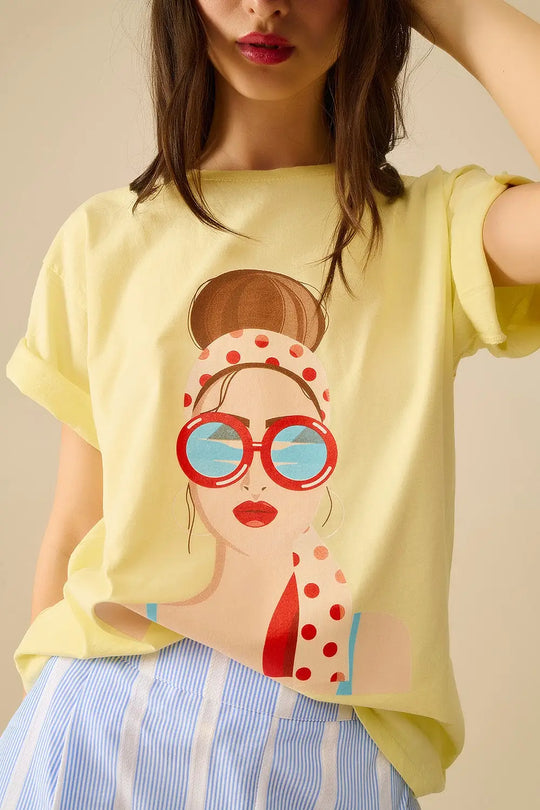 T-shirt jaune fabriqué en Italie avec un graphisme de fille vintage - One Size / jaune - Tops