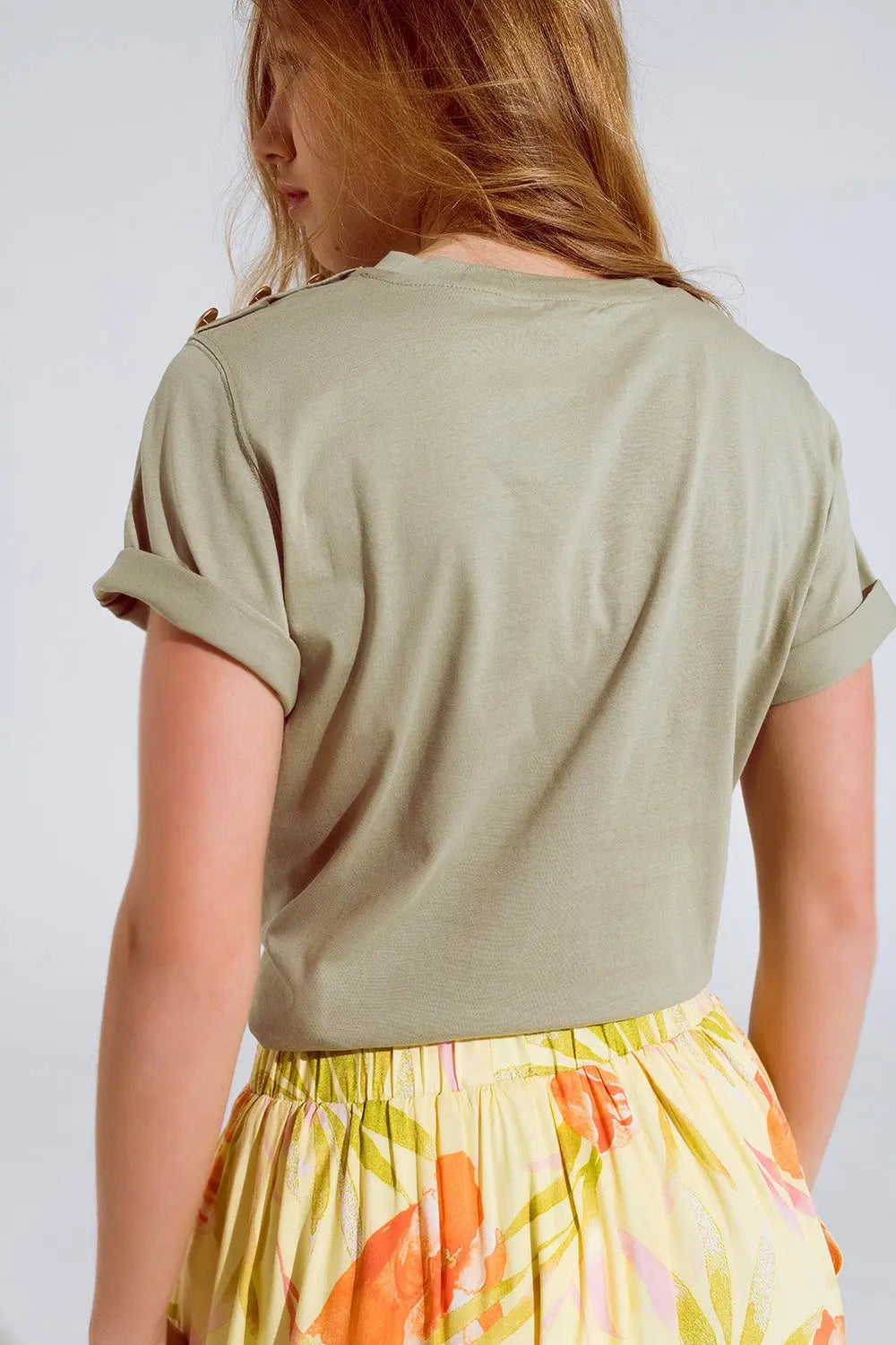 T-Shirt kaki avec bouton doré sur l’épaule - Tops