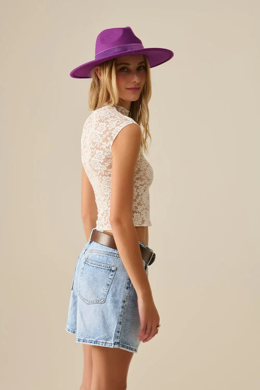T-shirt romantique en dentelle sans manches en blanc - Tops