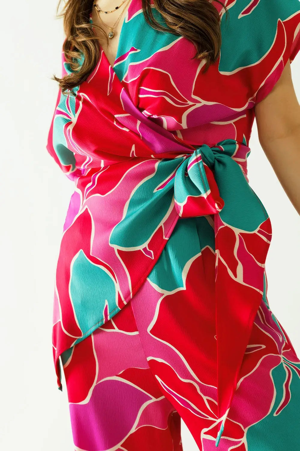 Top à manches courtes avec motif floral et détail de nœud - Tops