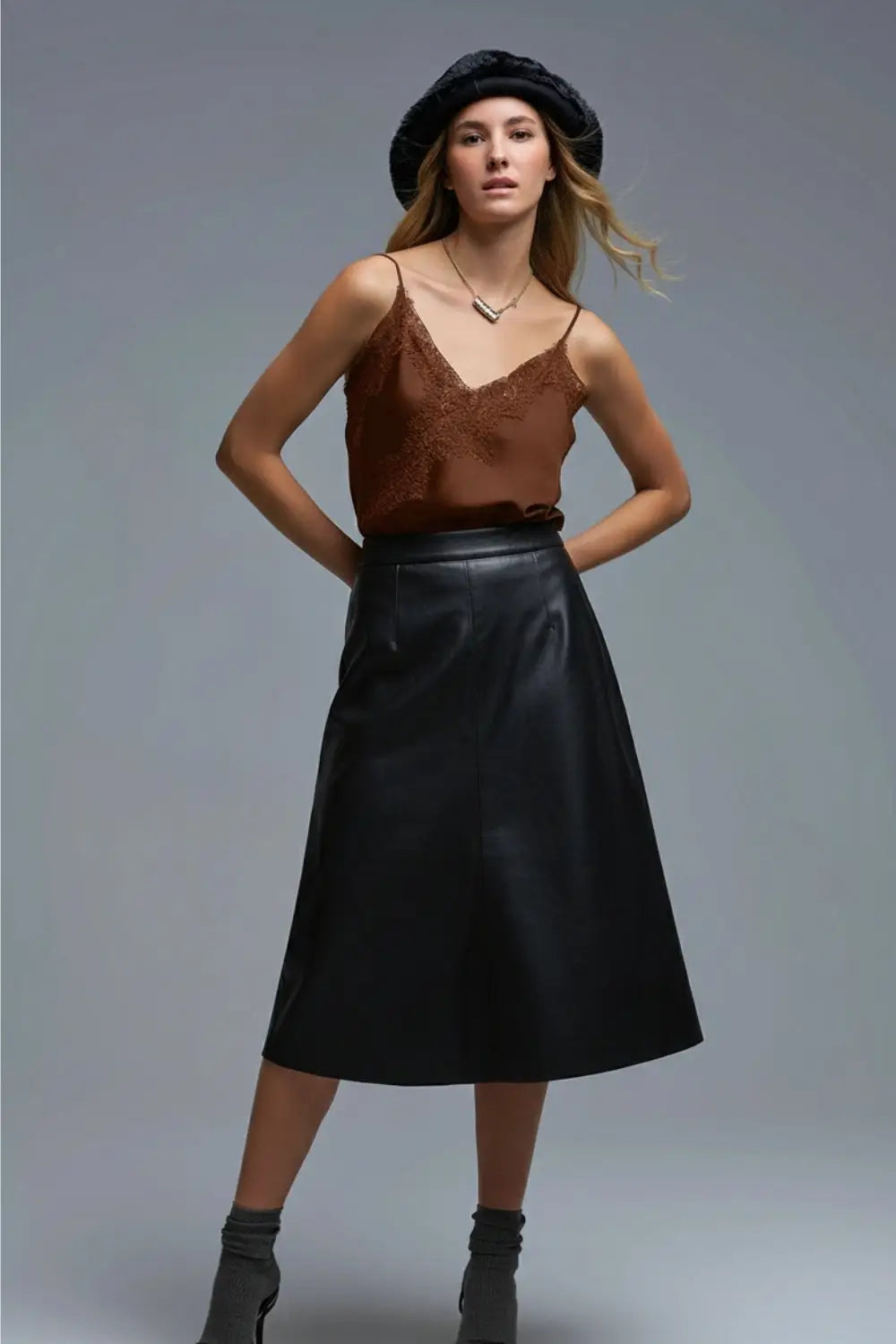 Top asymétrique en satin marron avec motif lacé - Tops