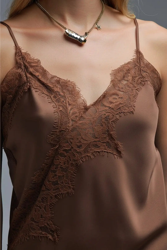 Top asymétrique en satin marron avec motif lacé - Tops