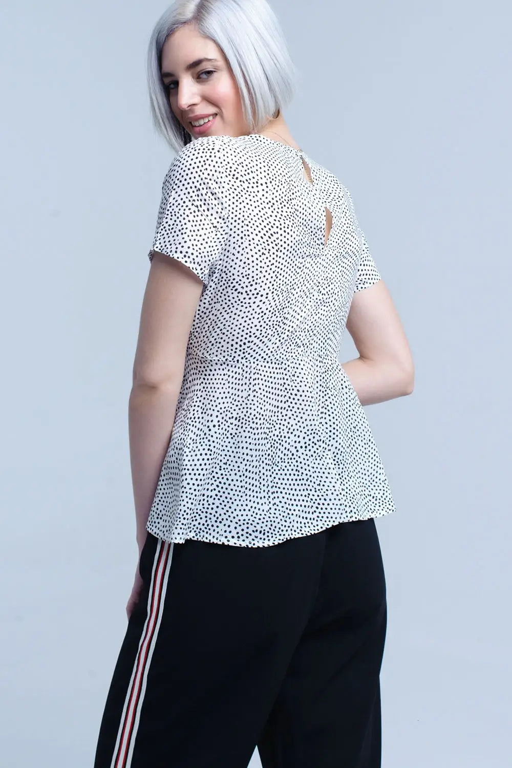 Top blanc à pois avec ourlet à volants - Tee-Shirt