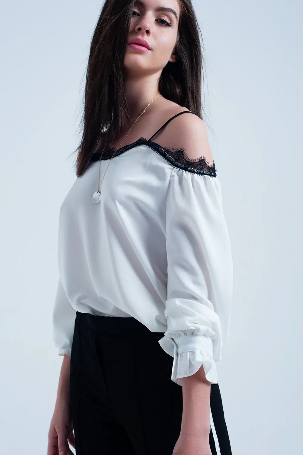 Top blanc avec dentelle noire avec épaules dénudées - Tee-Shirt