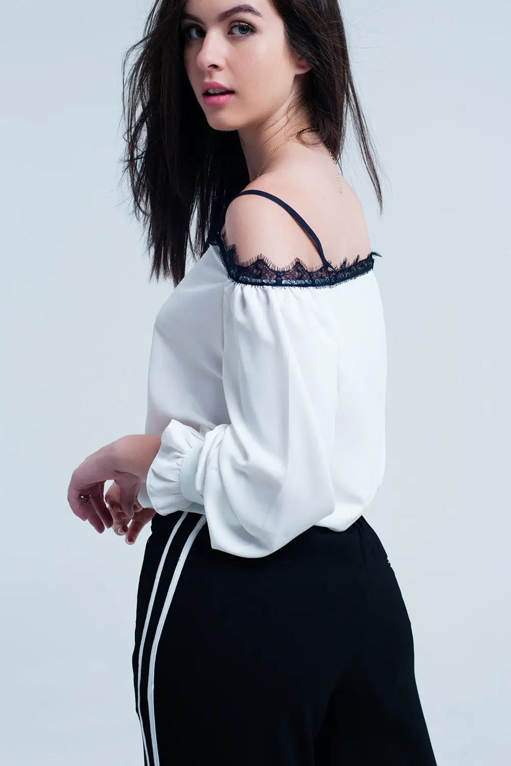 Top blanc avec dentelle noire avec épaules dénudées - Tee-Shirt
