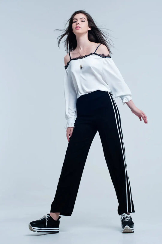 Top blanc avec dentelle noire avec épaules dénudées - Tee-Shirt