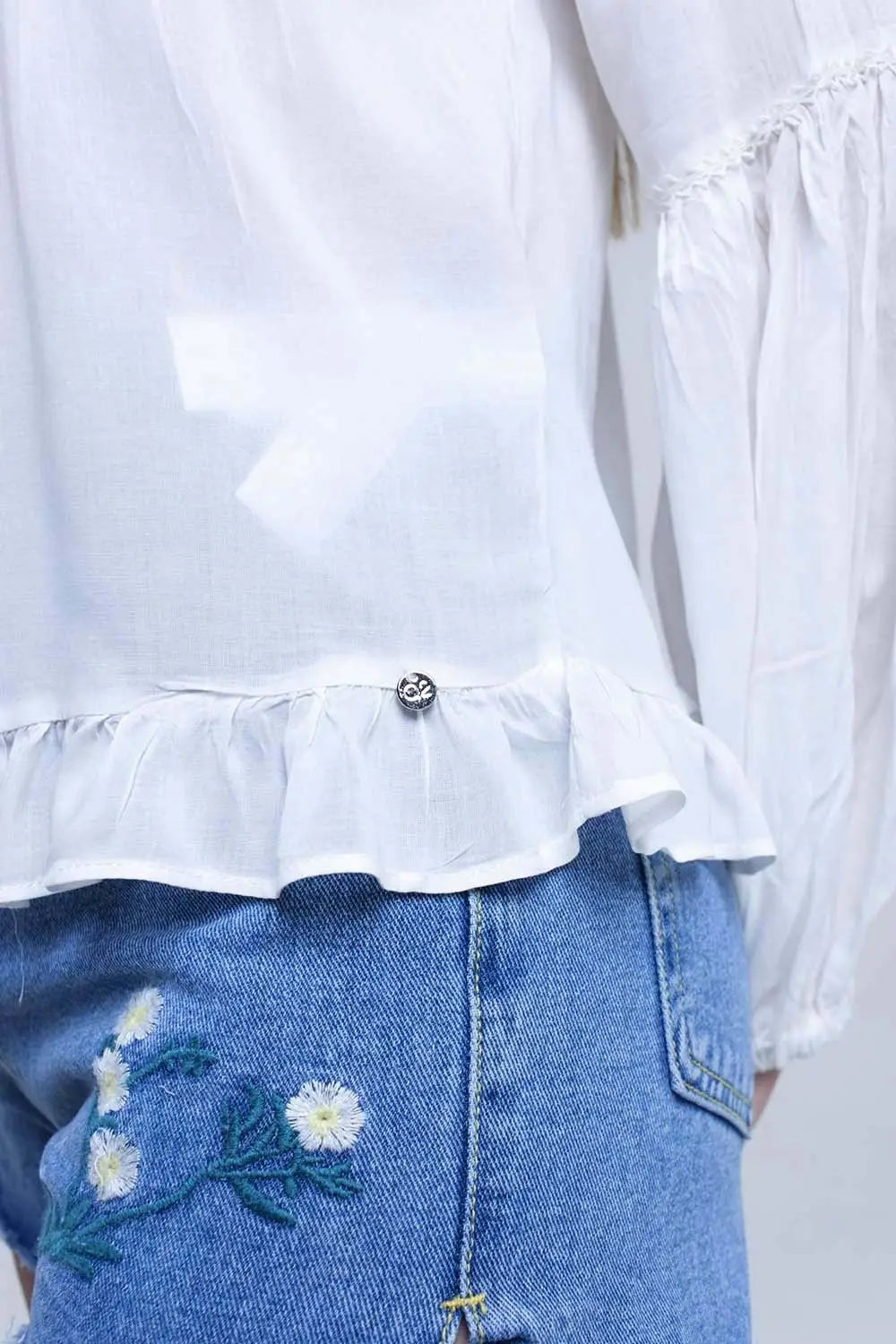 Top blanc avec détail noué et ourlet avec volants - Tee-Shirt