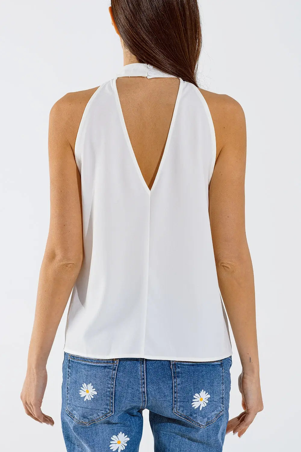 Top blanc sans manches avec détails à volants et col montant - Tops