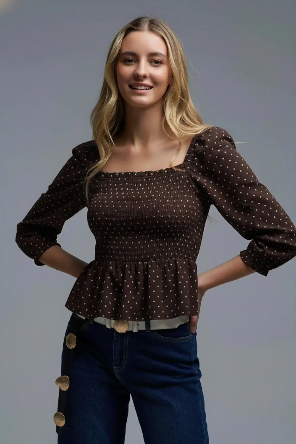 Q2 Top court chic marron à pois ajusté à la taille