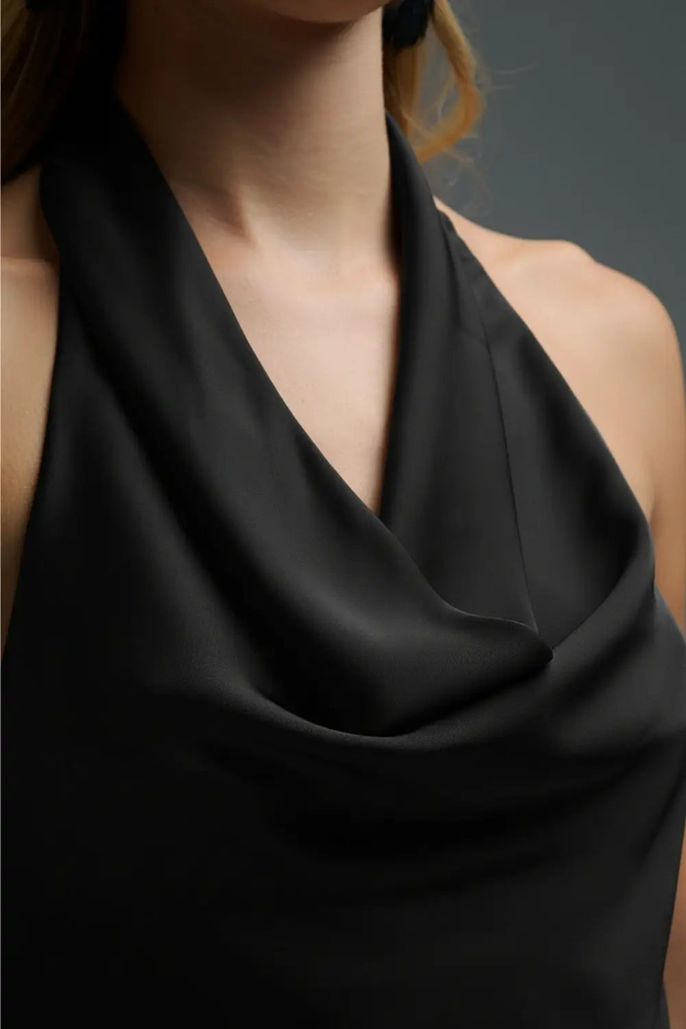 Top dos nu en satin noir avec encolure drapée - Tops