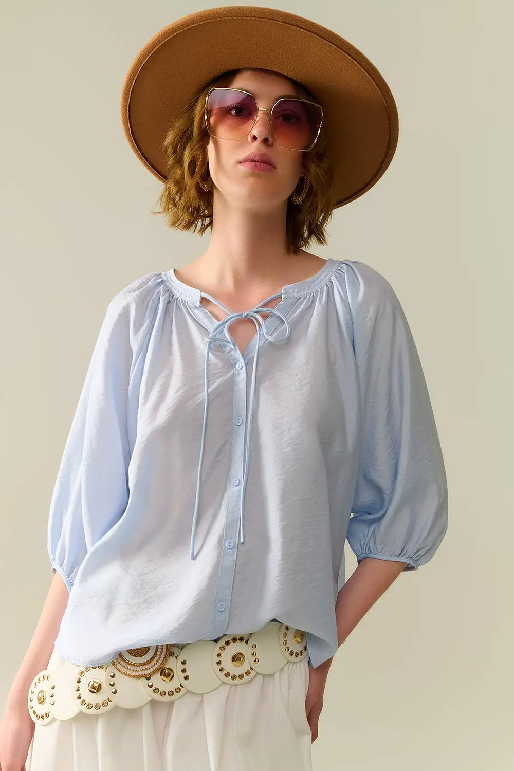 Q2 Top en chiffon bleu bébé avec manches bouffantes