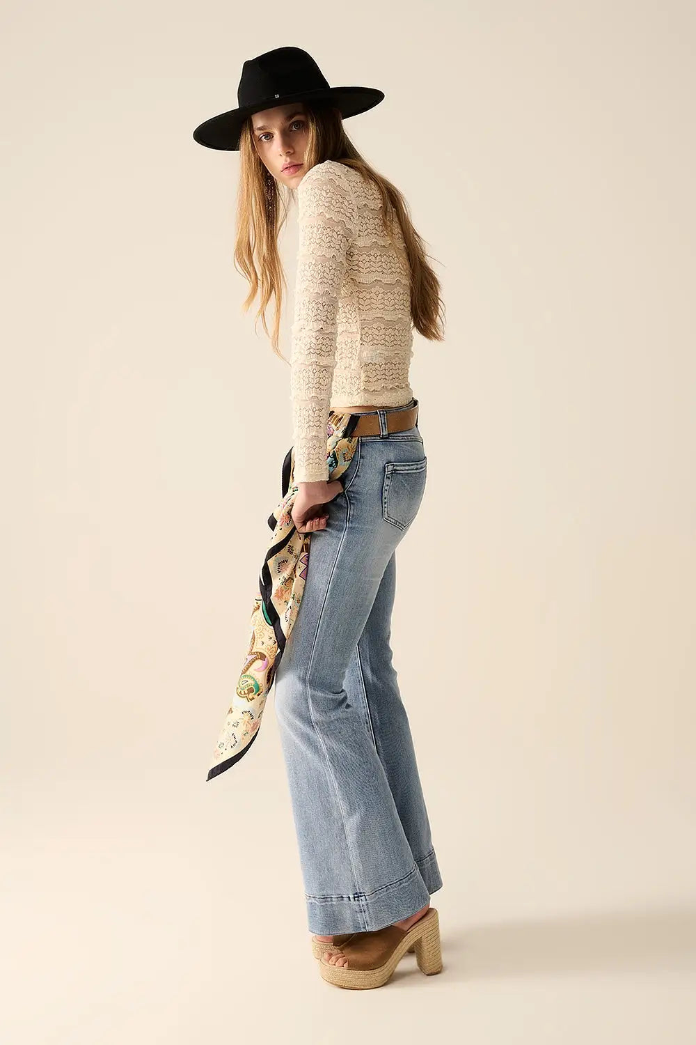Top en dentelle florale avec col ras du cou en crème - Tops