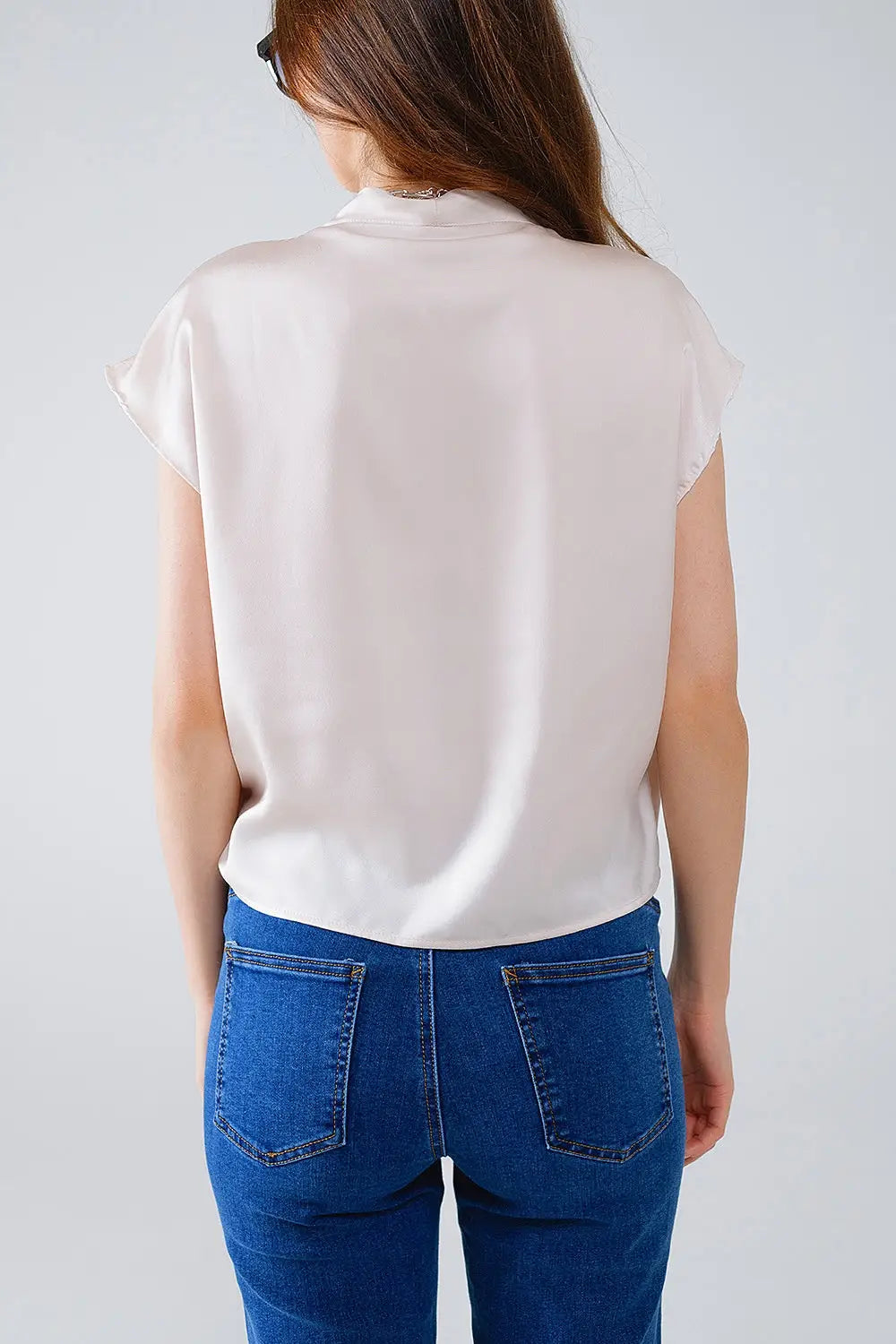 Top en soie croisée beige à col en V et manches courtes - Tops