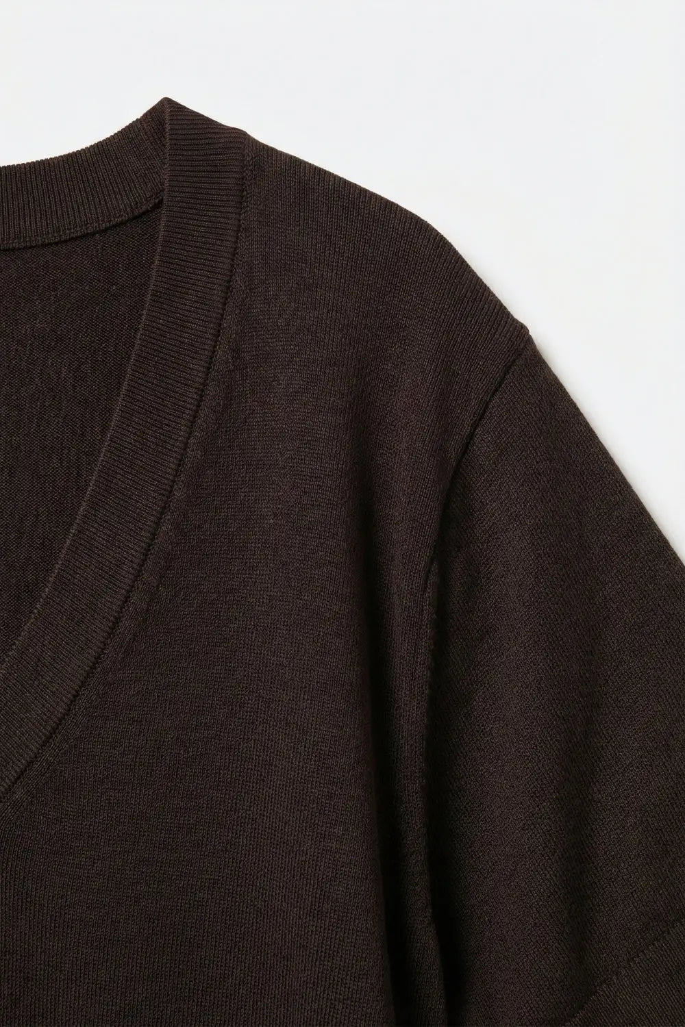 Top en tricot fin et léger avec col en V large marron - One Size / bleu
