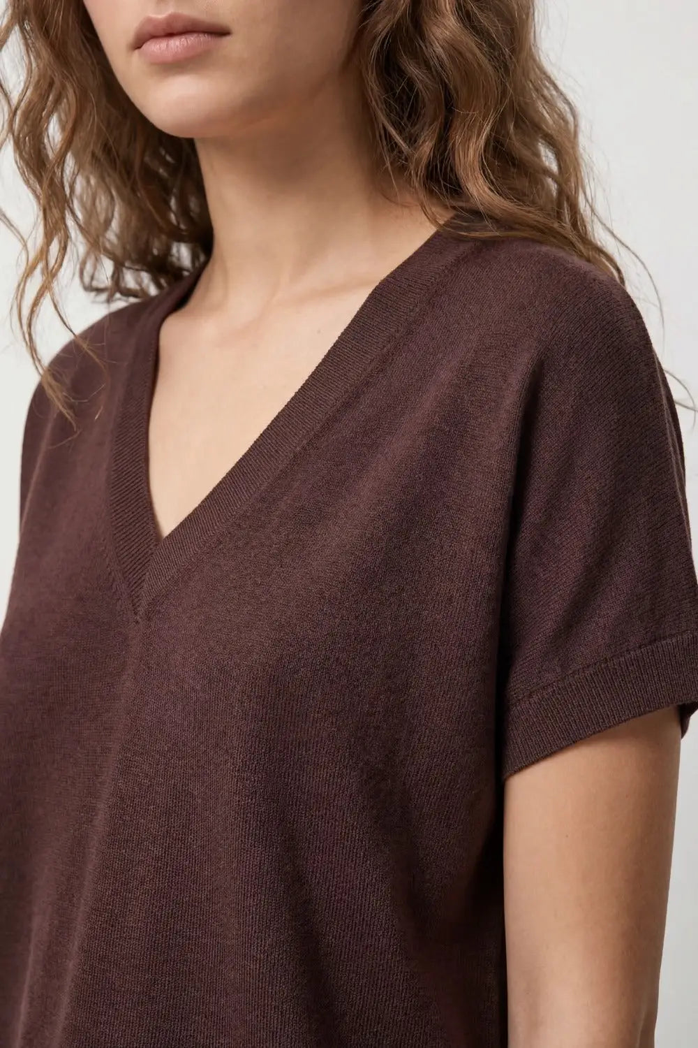 Top en tricot fin et léger avec col en V large marron - One Size / bleu