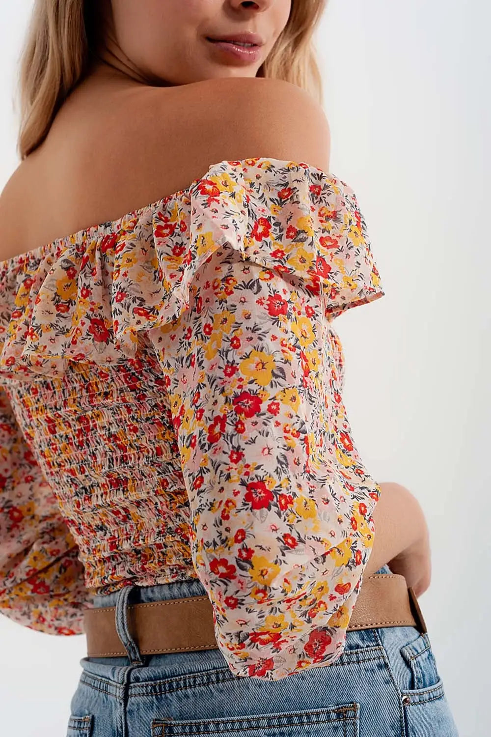 Top froncé encolure Bardot à avec devant volanté et corail imprimé petites fleurs - Tops