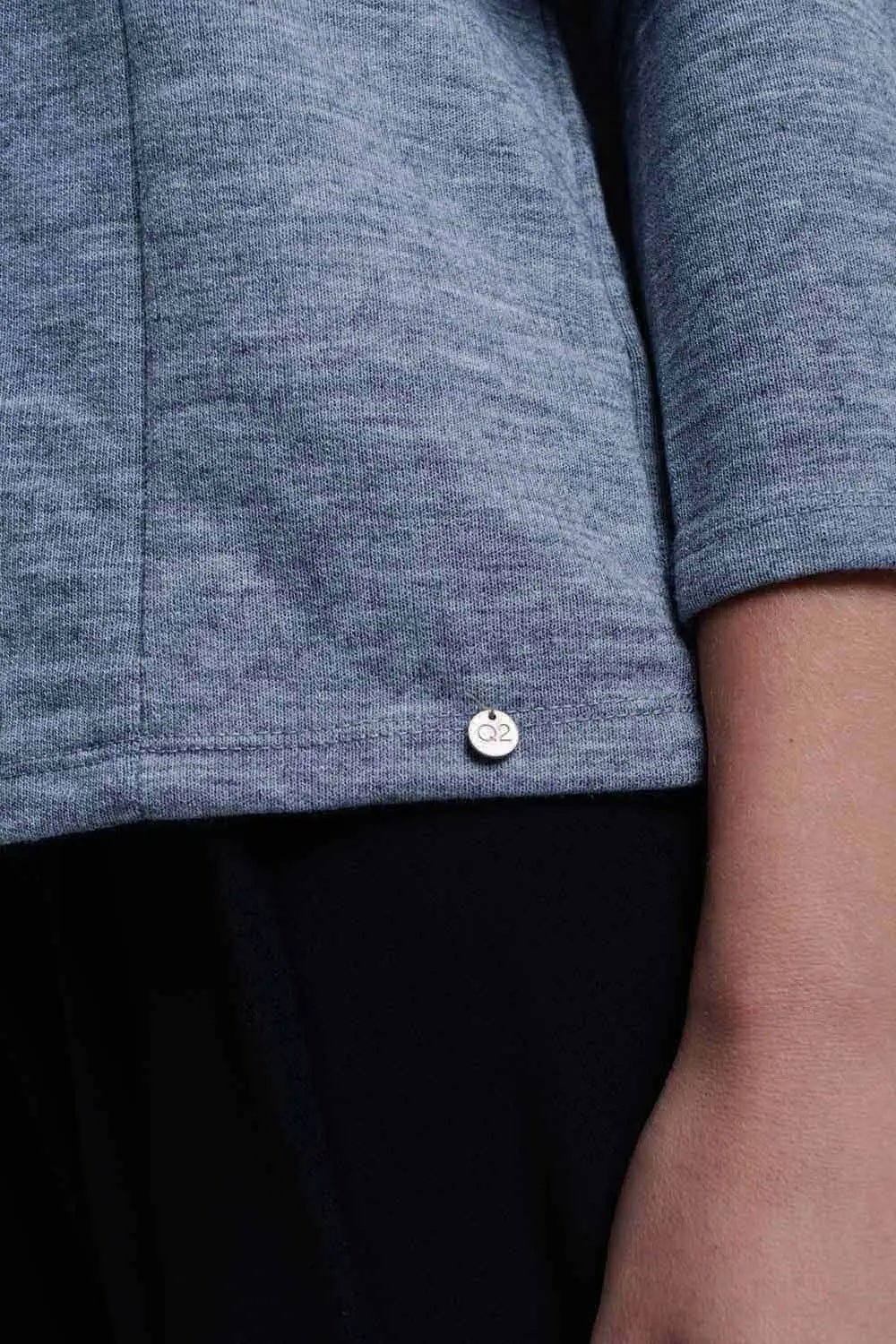 Top gris avec plis et détail ouvert - Tee-Shirt