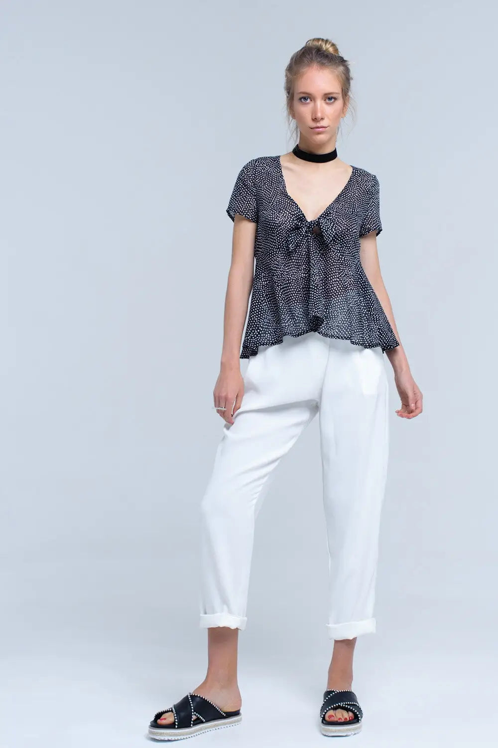 Top noir à pois avec ourlet à volants - Tee-Shirt