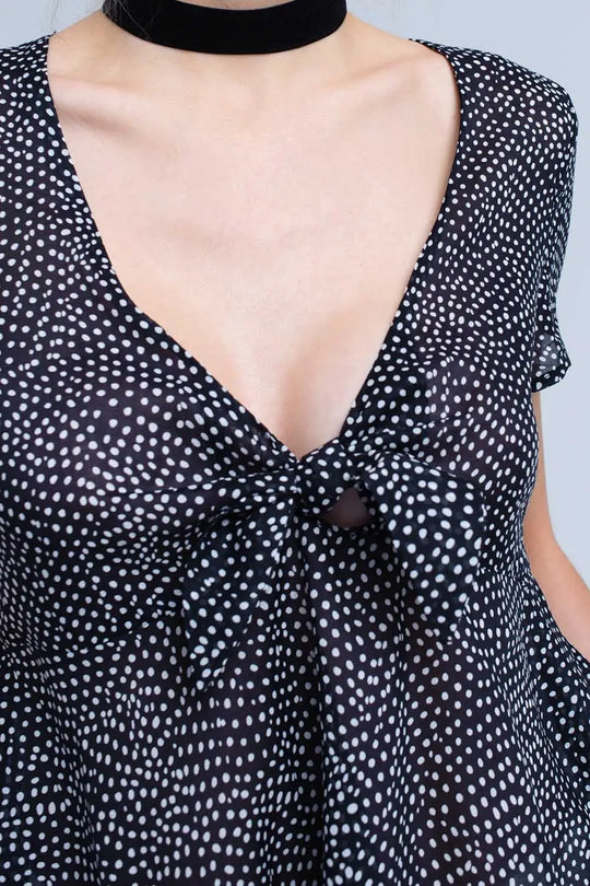 Top noir à pois avec ourlet à volants - Tee-Shirt
