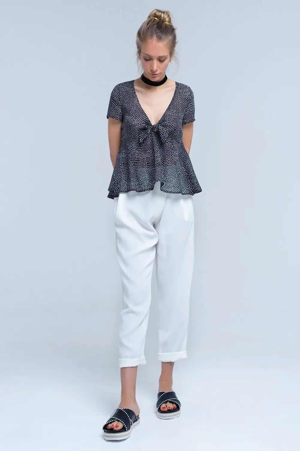 Top noir à pois avec ourlet à volants - Tee-Shirt
