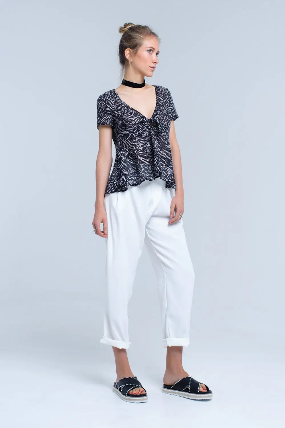 Top noir à pois avec ourlet à volants - Tee-Shirt