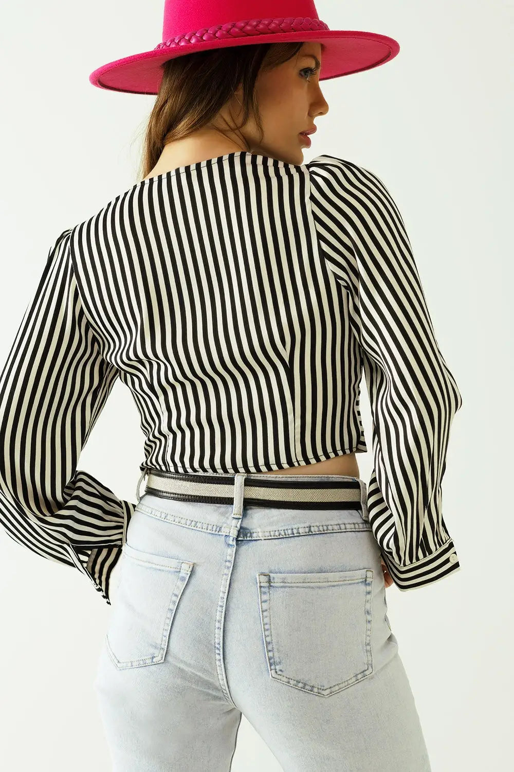 Top rayé avec encolure en V et devant torsadé en noir et blanc. - Tops