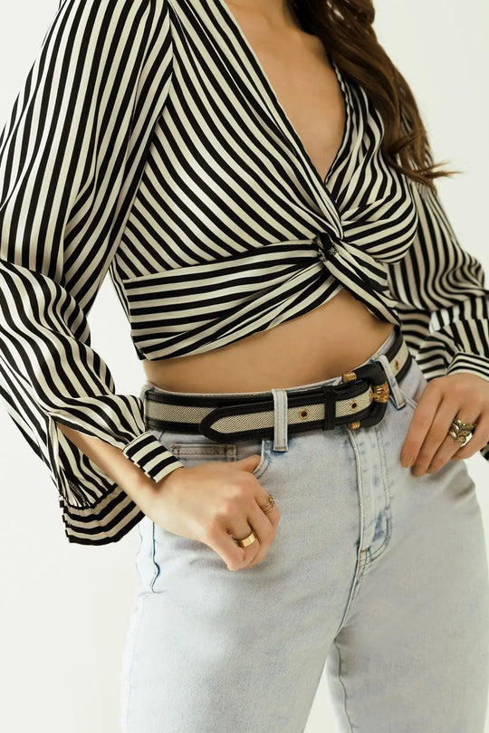 Top rayé avec encolure en V et devant torsadé en noir et blanc. - Tops