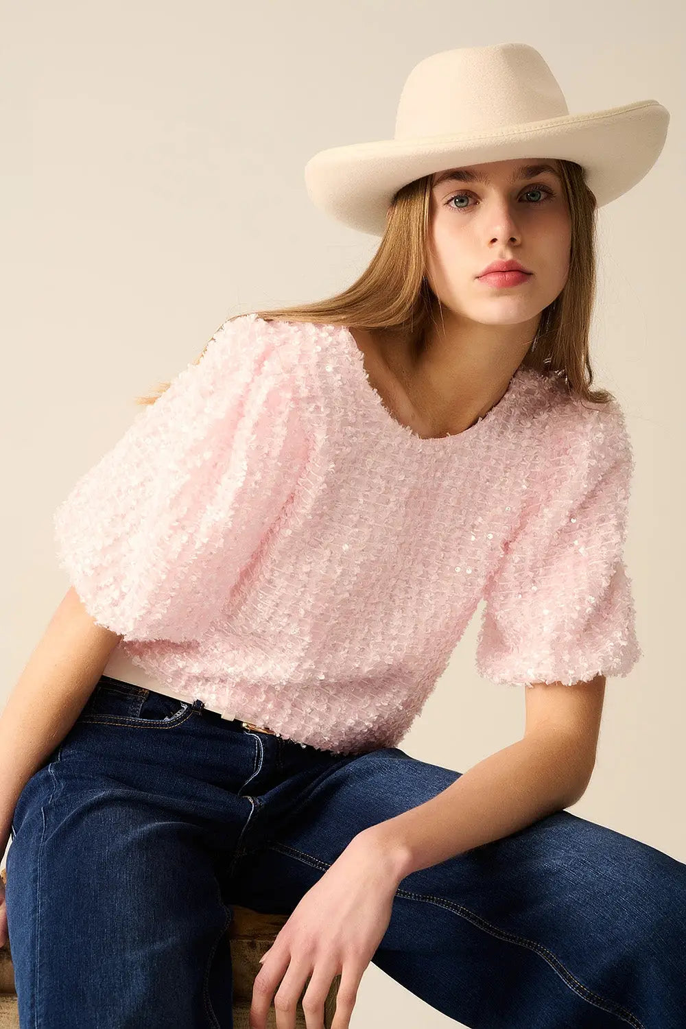 Q2 Top rose avec des détails en sequins et des manches bouffantes