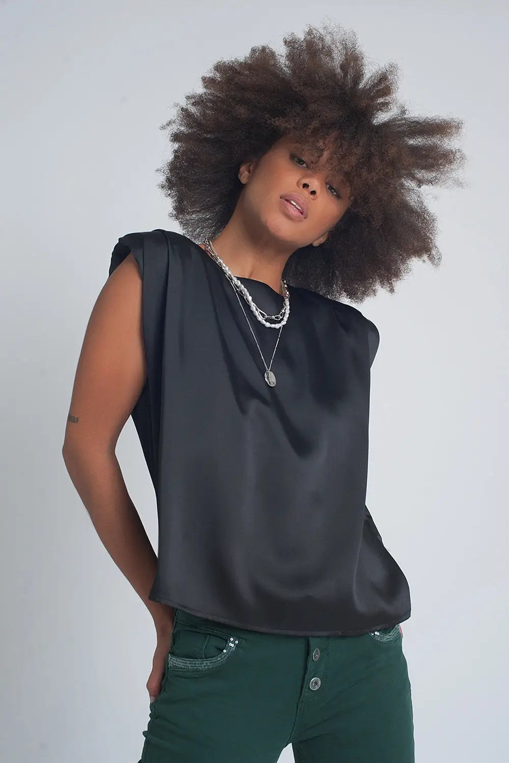 Q2 Top sans manches à épaulettes en satin froncé noir