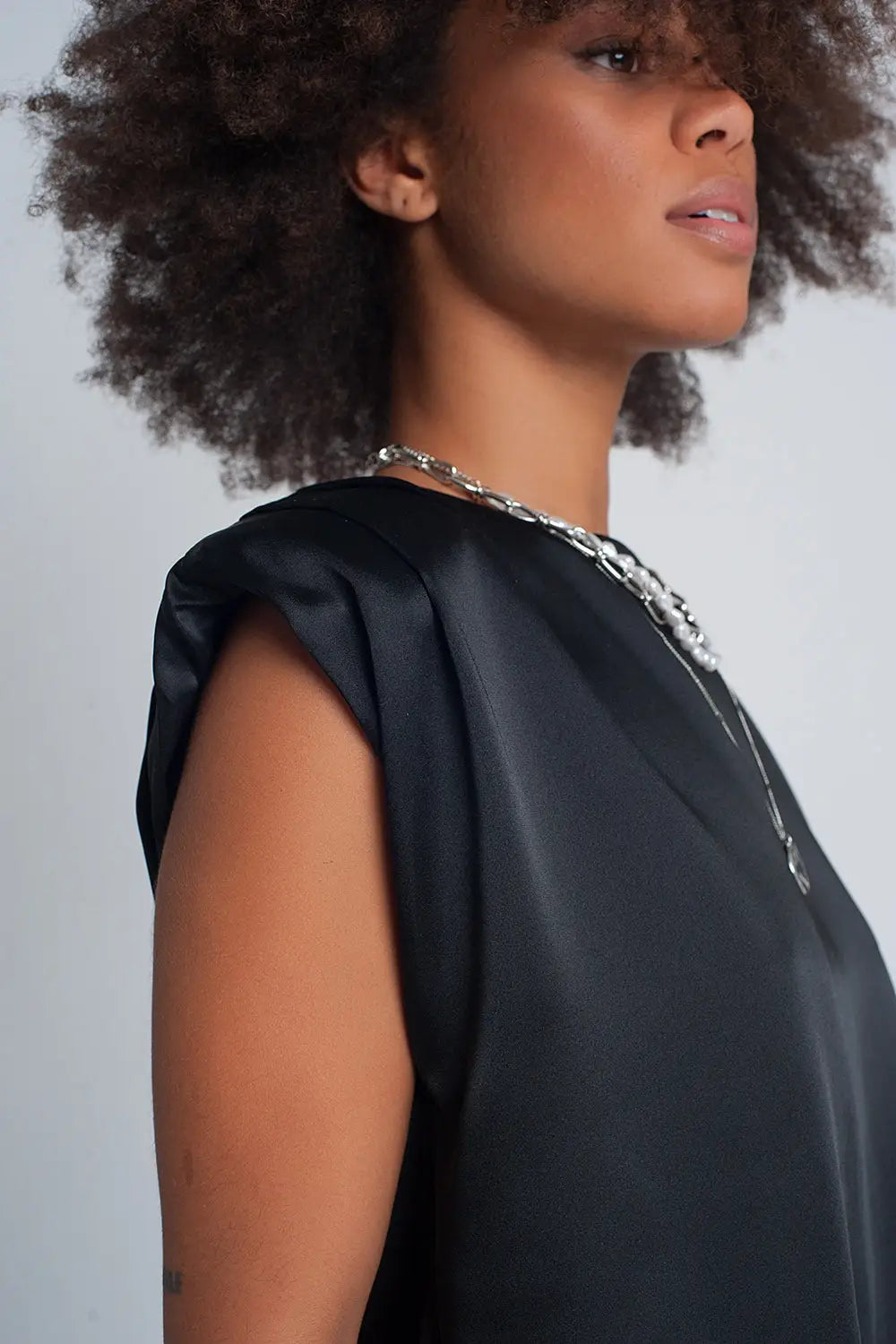 Top sans manches à épaulettes en satin froncé noir - Tops