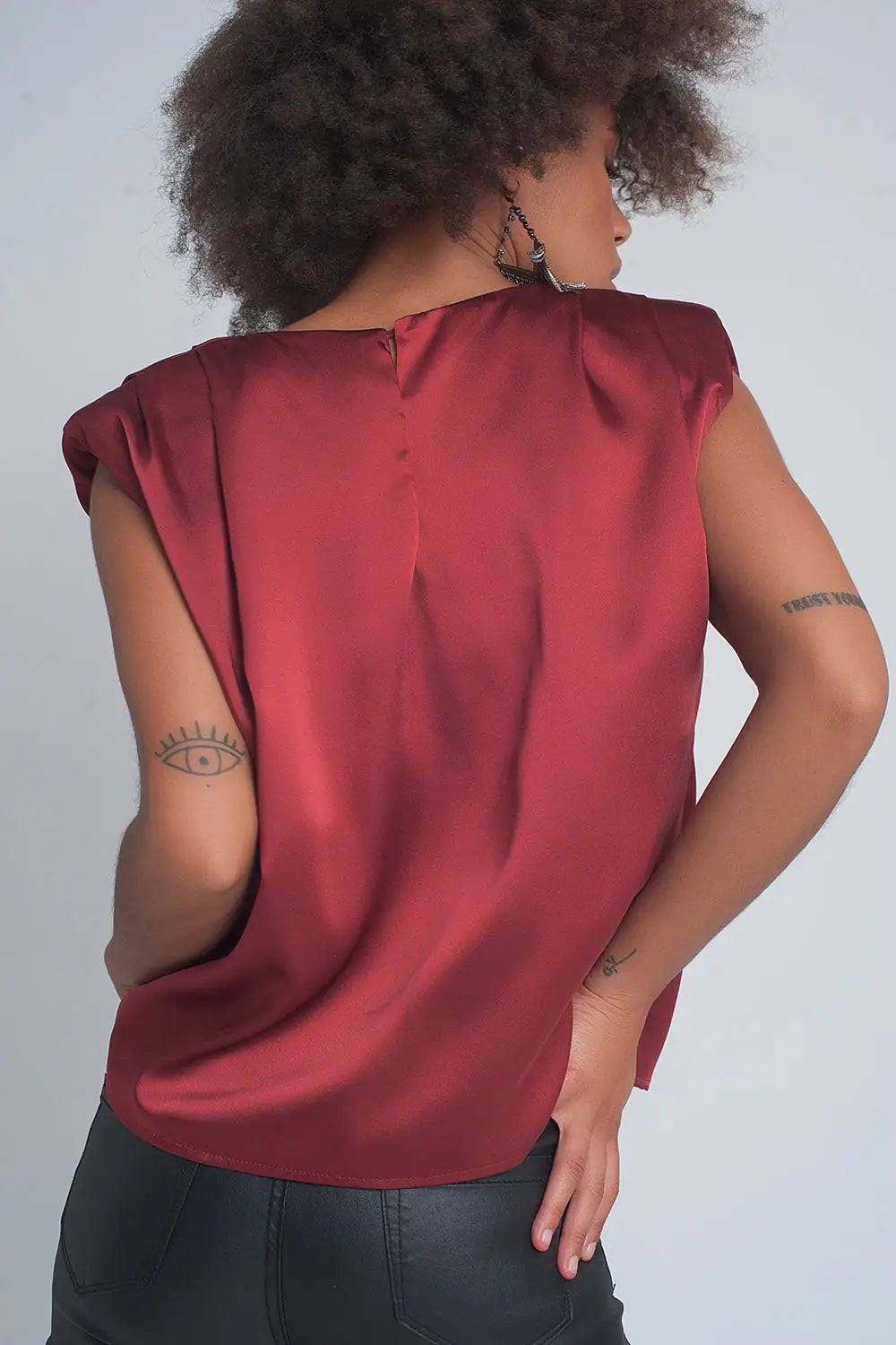 Top sans manches à épaulettes en satin froncé rouge - Tops