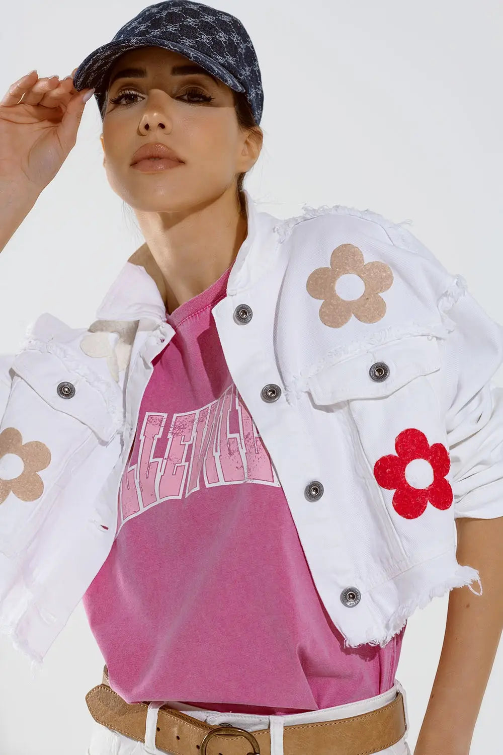 Veste courte avec poches sur la poitrine et détails floraux en rose - Vestes
