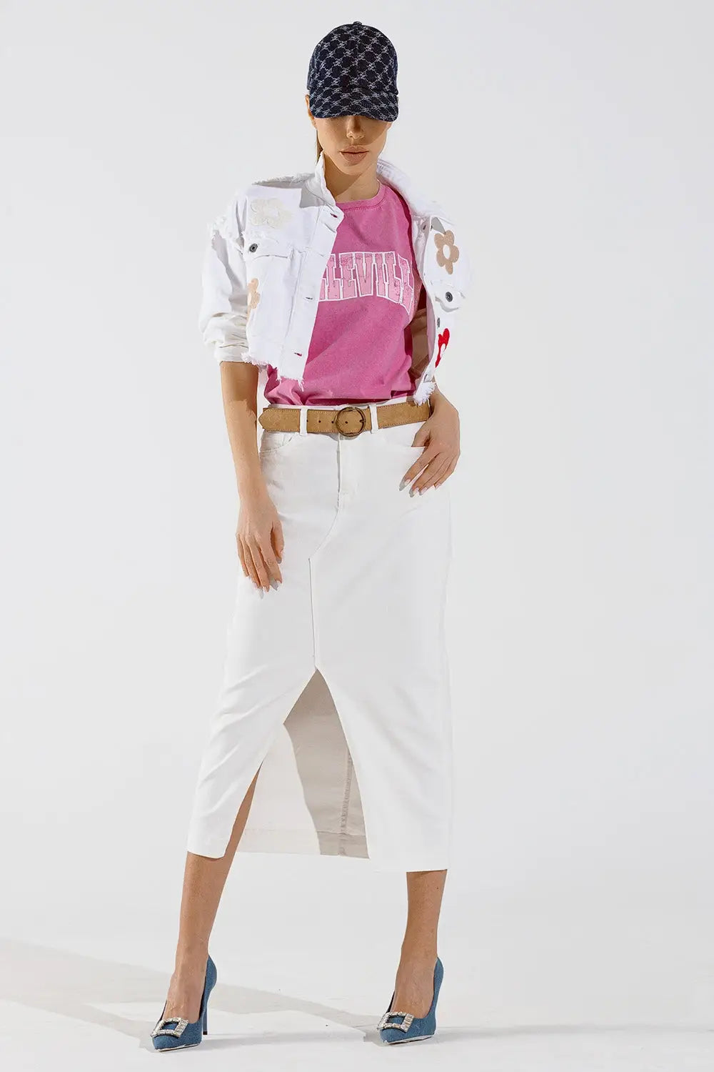 Veste courte avec poches sur la poitrine et détails floraux en rose - Vestes