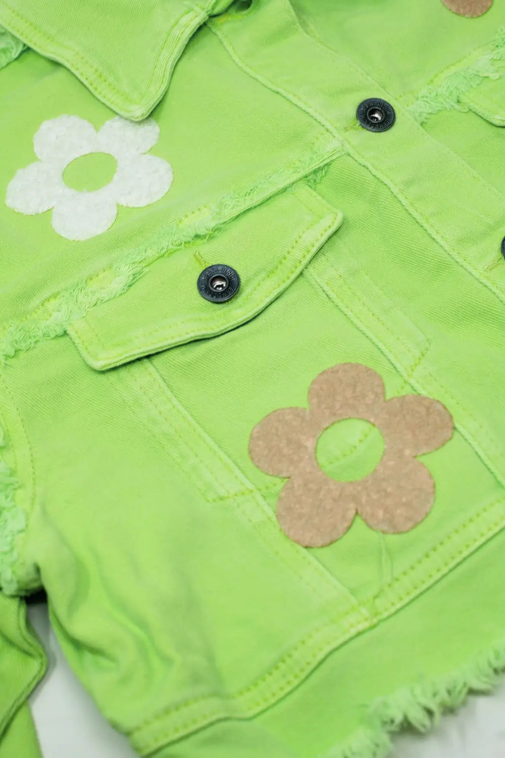 Veste courte avec poches sur la poitrine et détails floraux en vert - Vestes