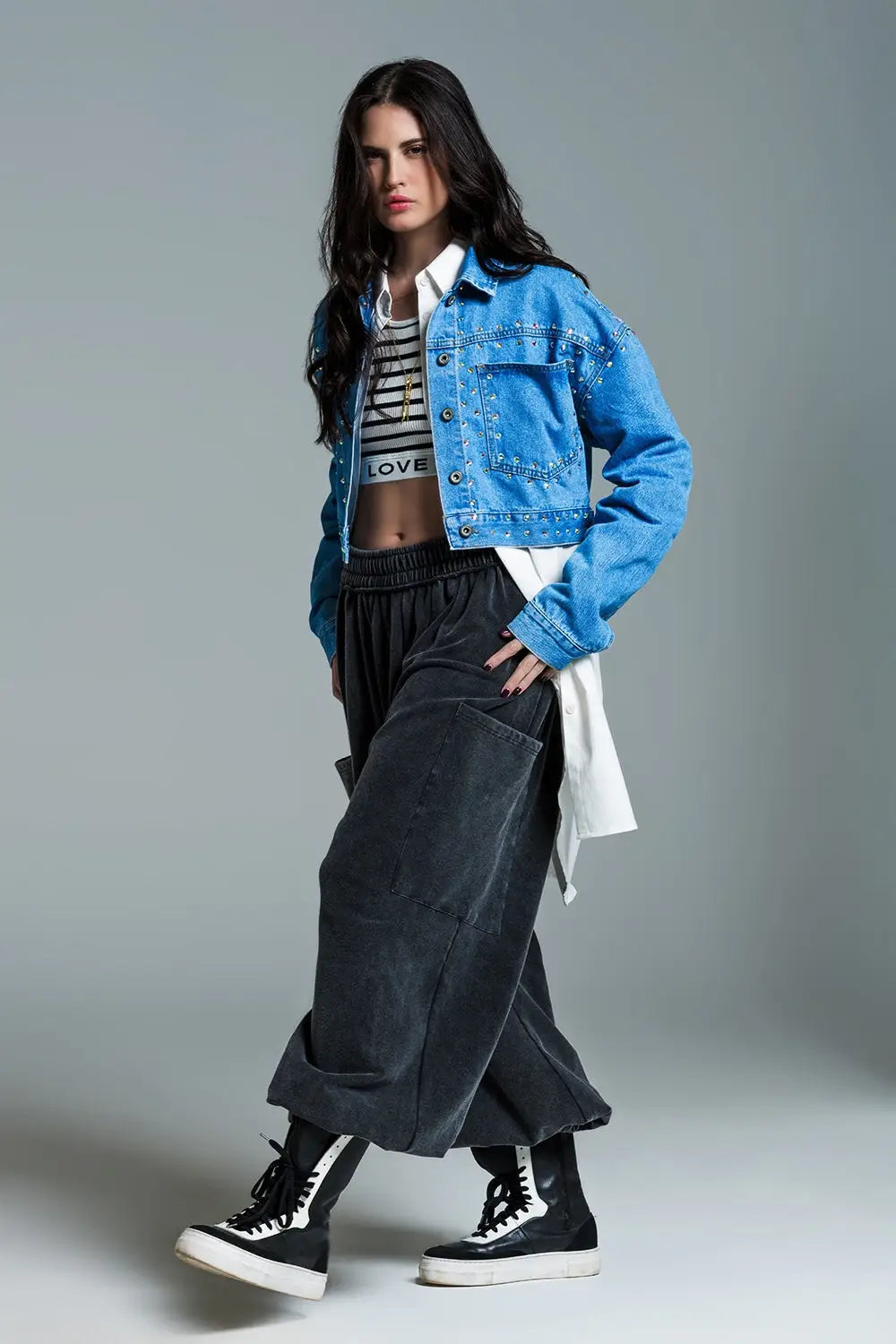 Veste croisée en denim bleu avec clous et poches sur la poitrine - Vestes