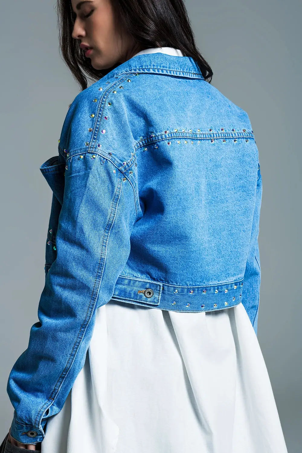 Veste croisée en denim bleu avec clous et poches sur la poitrine - Vestes