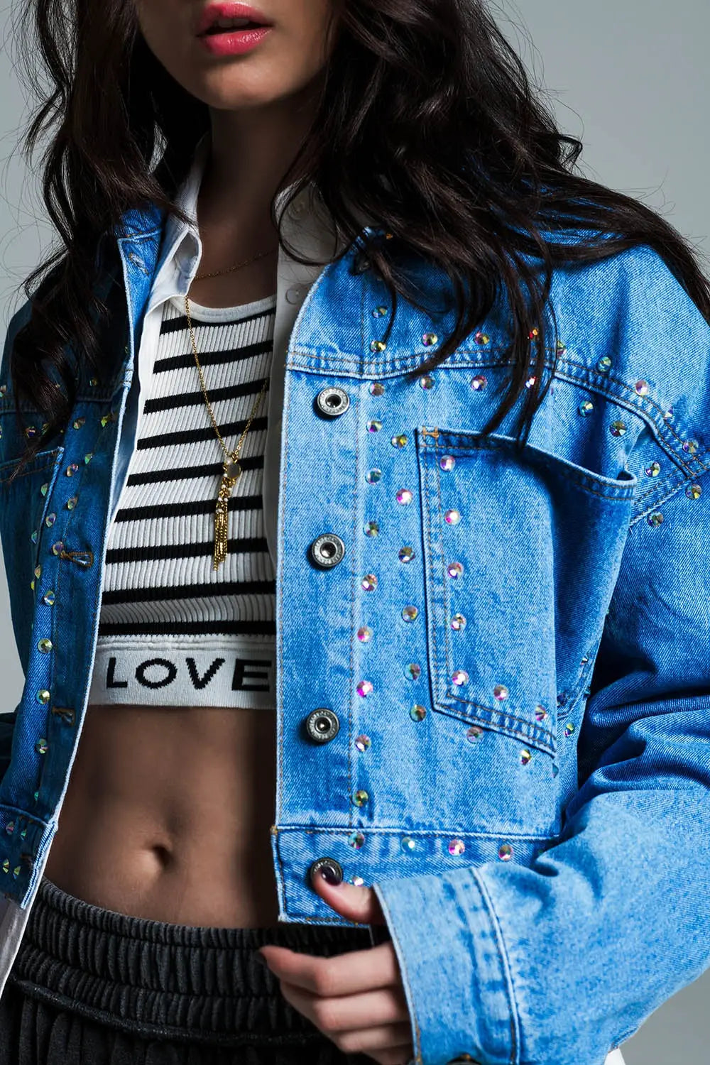 Veste croisée en denim bleu avec clous et poches sur la poitrine - Vestes