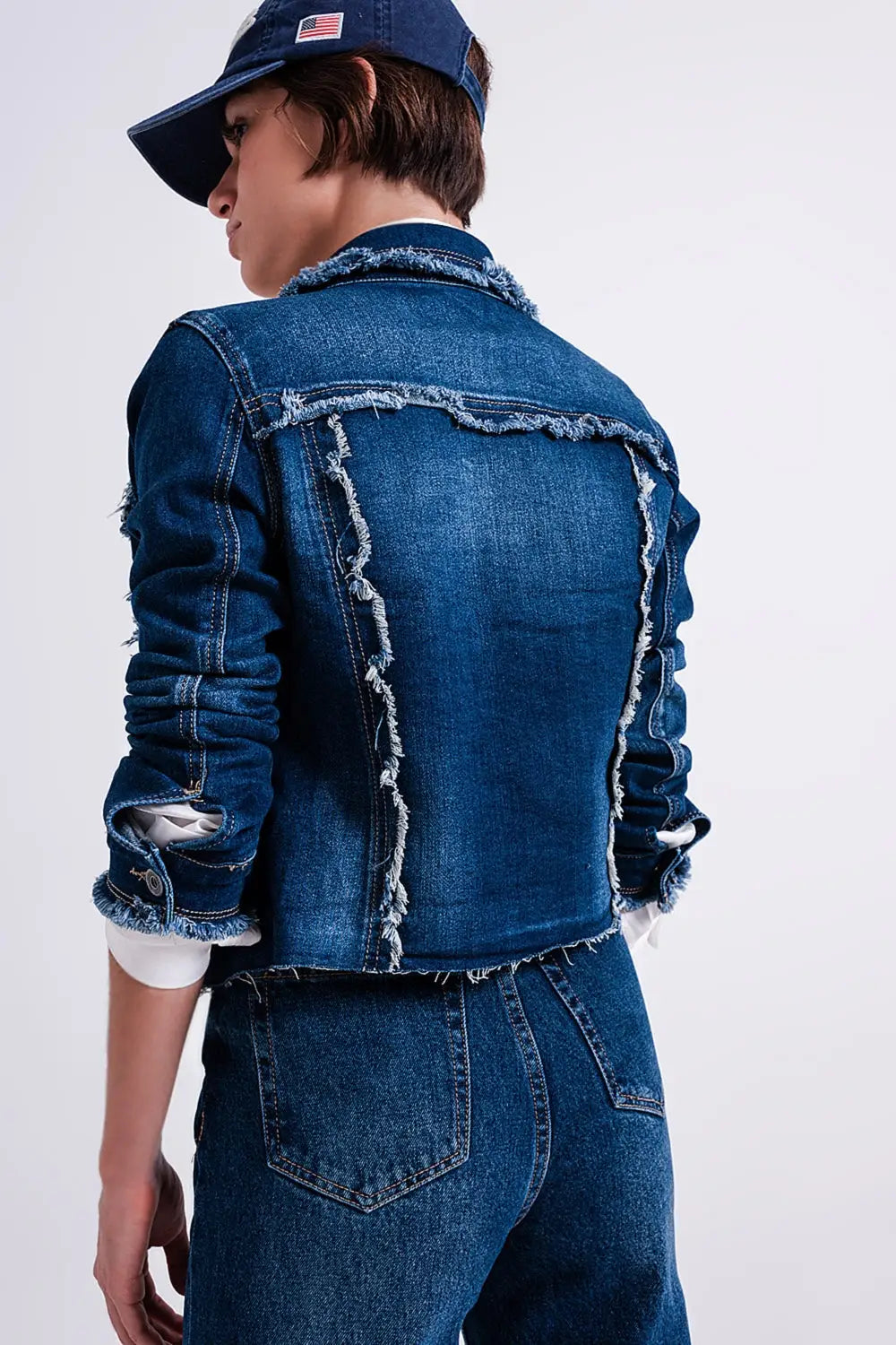 Veste en denim délavé avec motif effiloché et ourlet non fini - Vestes