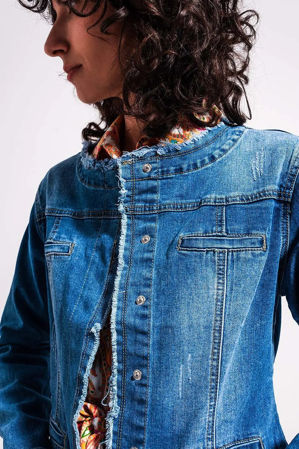 Veste en denim légèrement délavé avec ourlet brut - Vestes