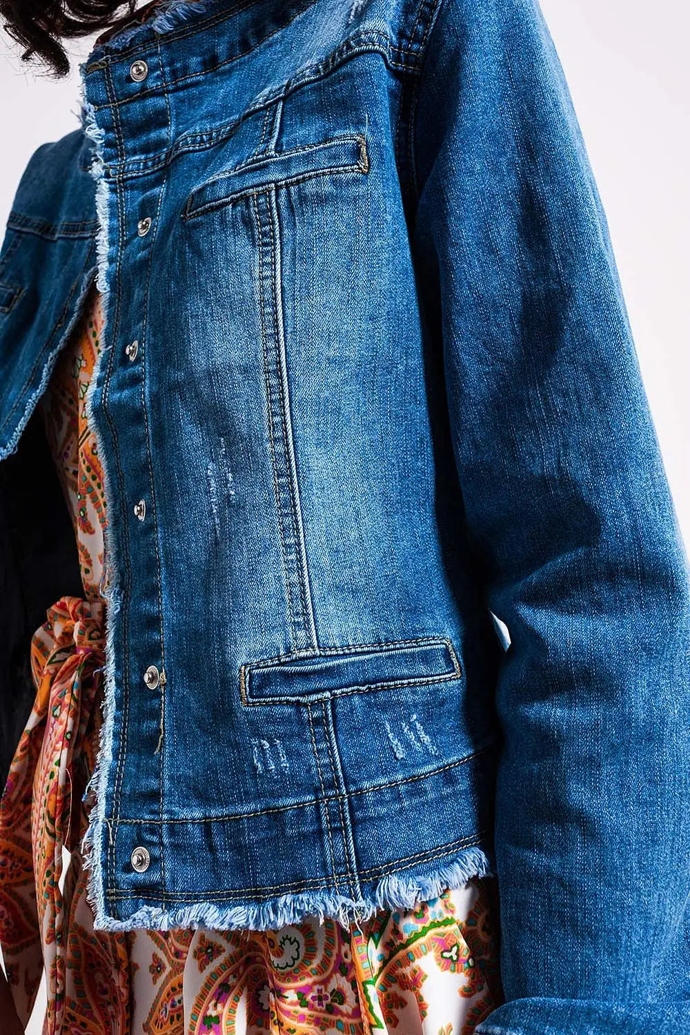 Veste en denim légèrement délavé avec ourlet brut - Vestes