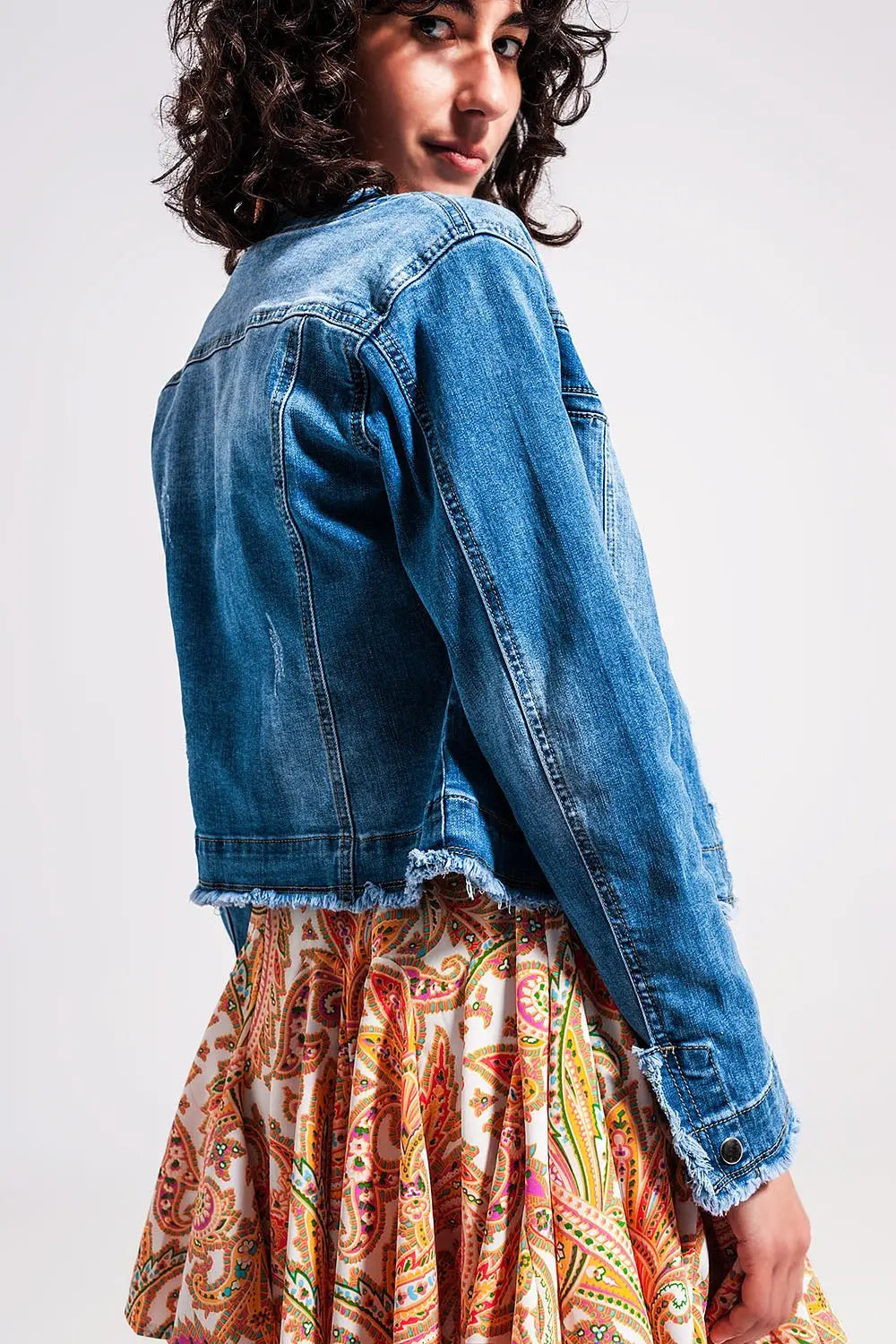 Veste en denim légèrement délavé avec ourlet brut - Vestes