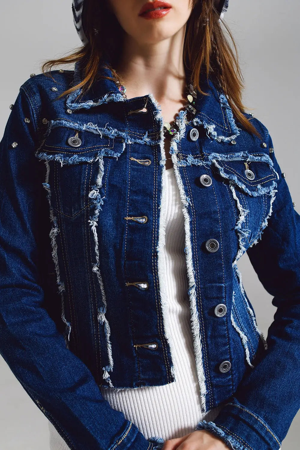 Veste en denim avec des détails effilochés et brodés en Midwash - Vestes