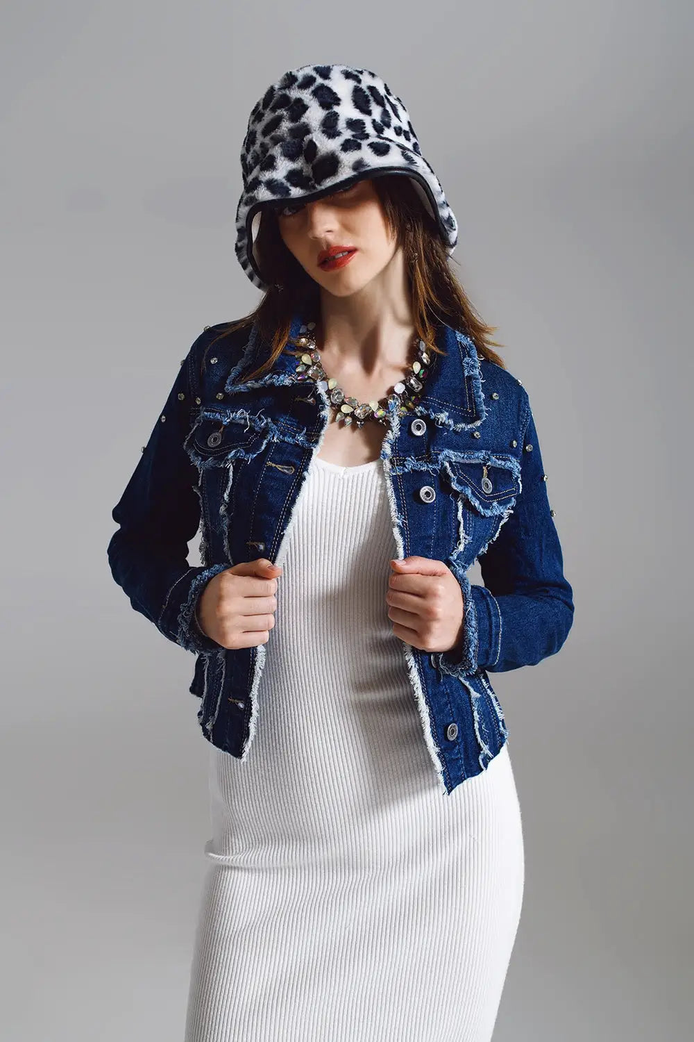 Veste en denim avec des détails effilochés et brodés en Midwash - Vestes