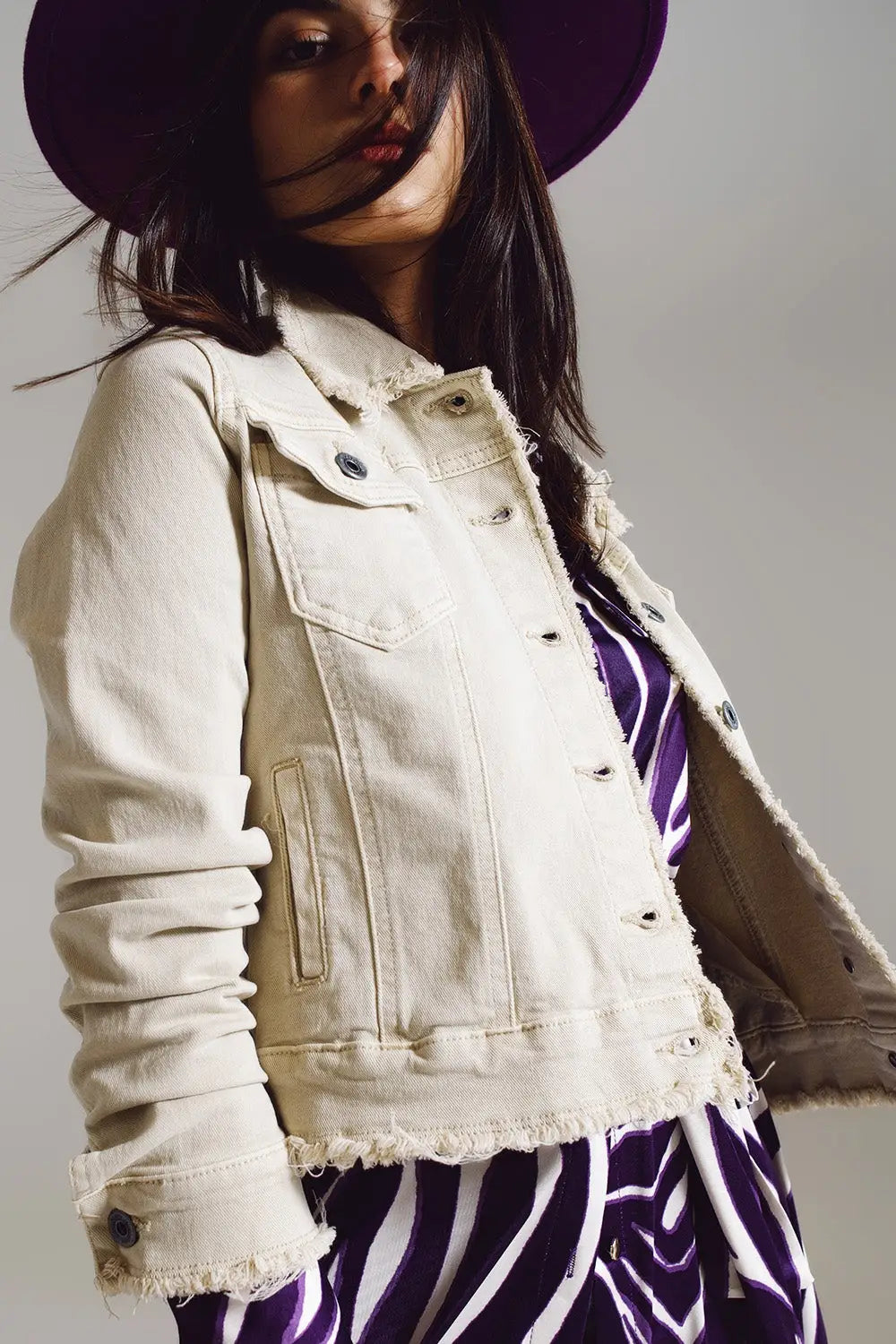Veste en denim à bord brut en beige - Vestes