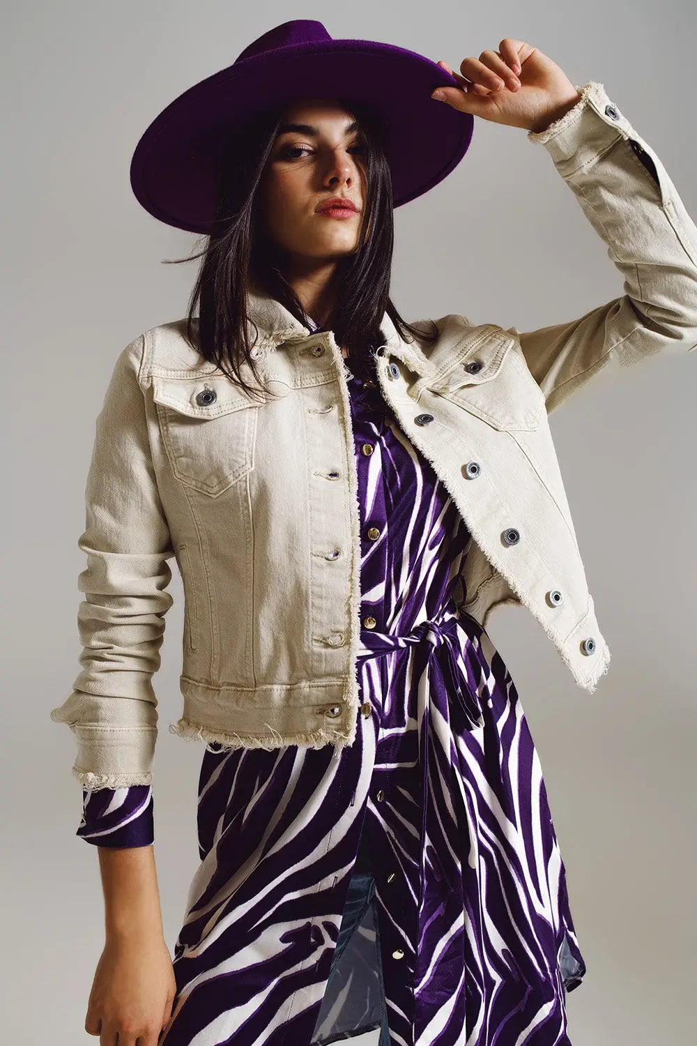 Veste en denim à bord brut en beige - Vestes