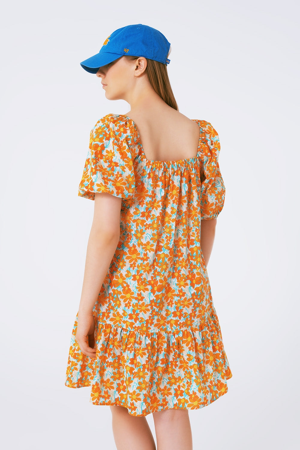 Vestido corto amplio estampado de flores y mangas abullonadas