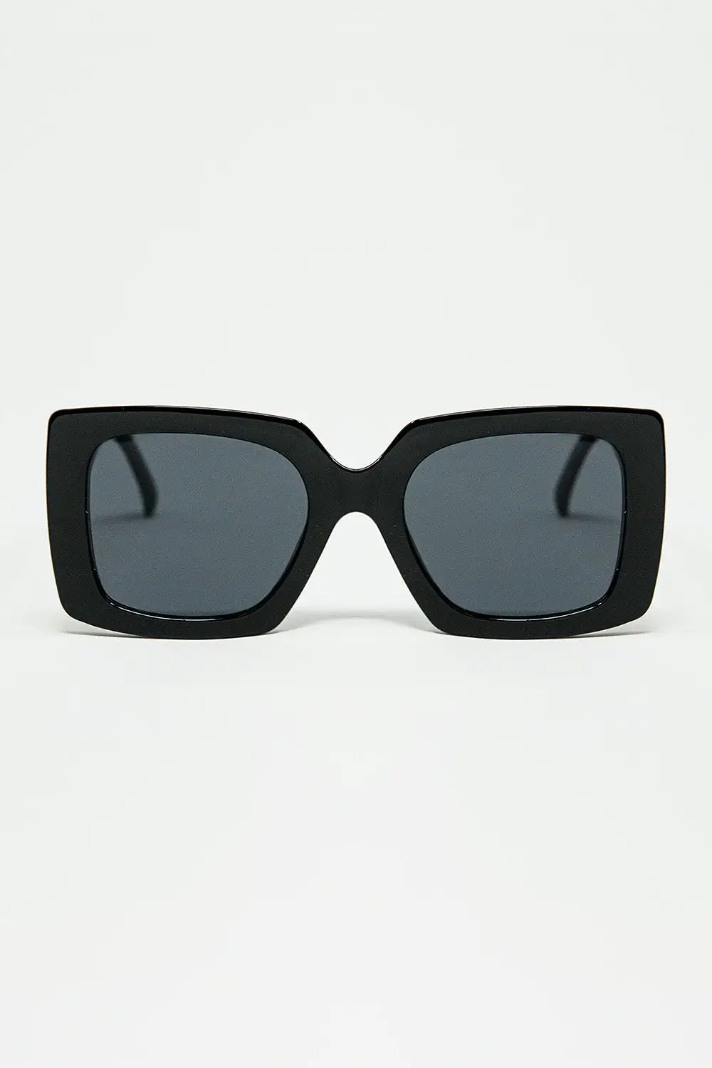 Q2 vintage silhouette sunglasses with a subtle angled cat-eye in black