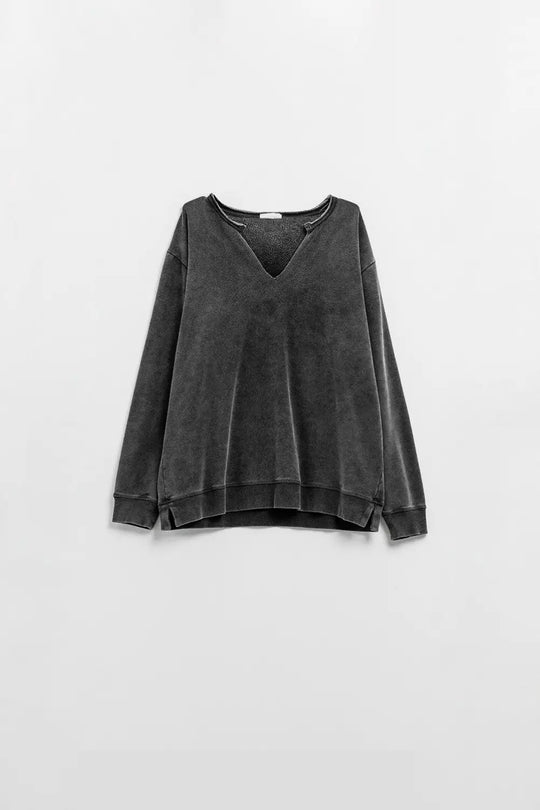Q2 Washed grey sweatshirt with V-neck